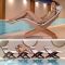 Elegante Chaise longue per area relax realizzata in Okumè colore legno naturale o wengè