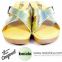 Zoccoli Baldo 4/30 con incrocio a fasce color oro, dotati di molla e plantare imbottito per un maggiore confort ai piedi